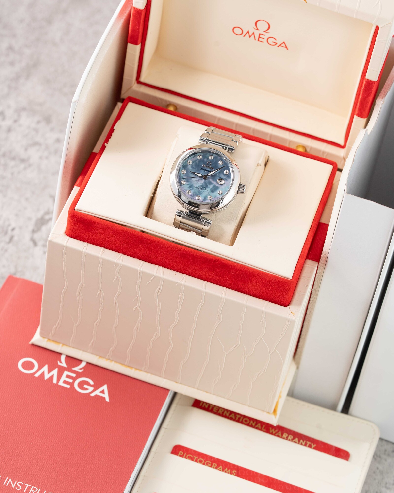 Omega De Ville Ladymatic 425.30.34.20.57.003 2019 thumbnail 2