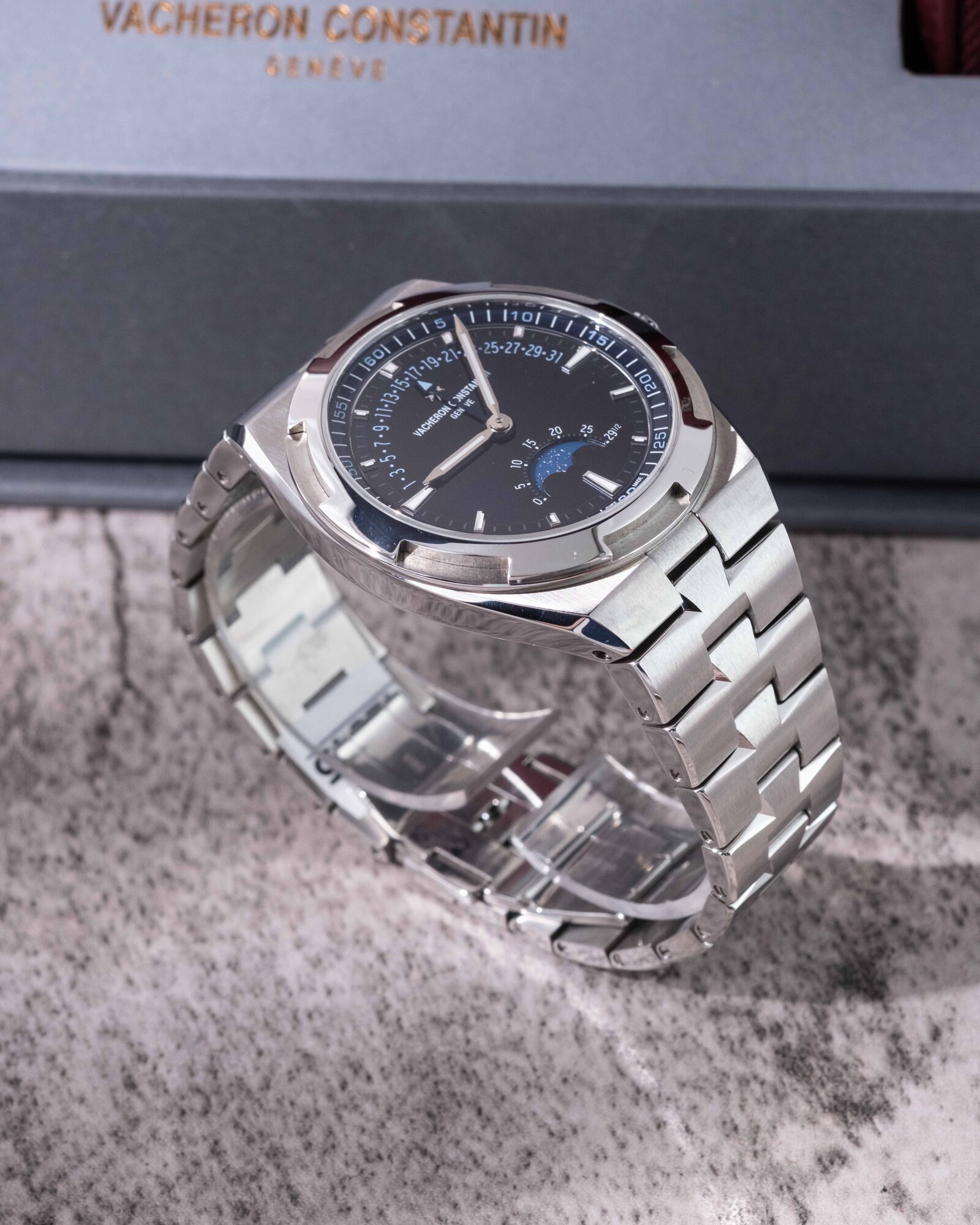 Vacheron Constantin Overseas 4000V210A-B911 2025 thumbnail 4